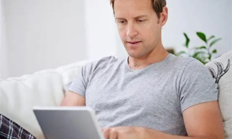 Membaca Santai di Tablet Seseorang membaca komik di tablet dengan nyaman