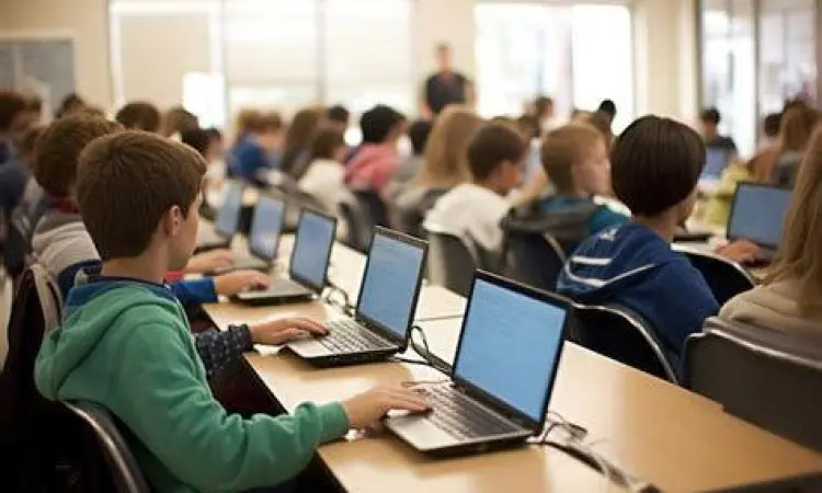 Literasi Digital SMA Siswa menggunakan laptop untuk riset di sekolah