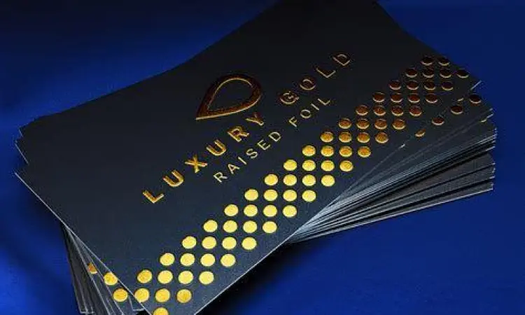 Tumpukan kartu nama dengan finishing emas metalik