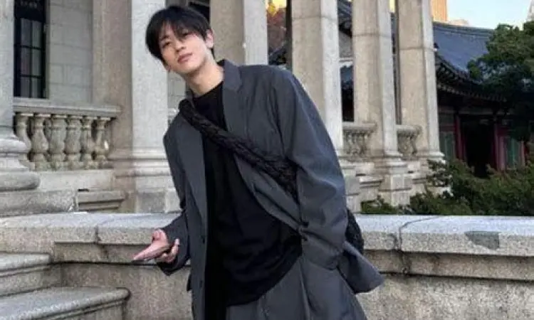 Tren Fashion Pria Jepang Model pria mengenakan gaya techwear dan city boy di Tokyo