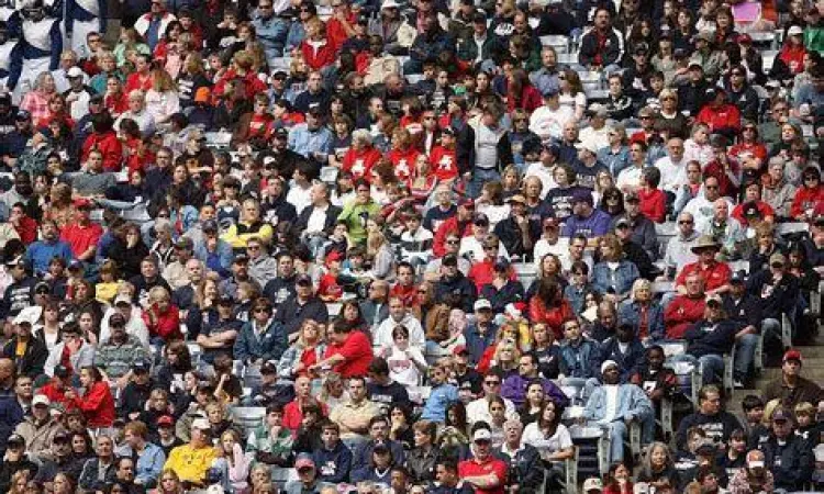Atmosfer Antisipasi Olahraga Suasana stadion yang penuh sesak menantikan pertandingan besar