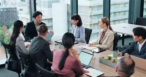 Rapat Strategis Kaichou Suasana rapat dewan direksi di perusahaan Jepang yang dipimpin oleh kaichou
