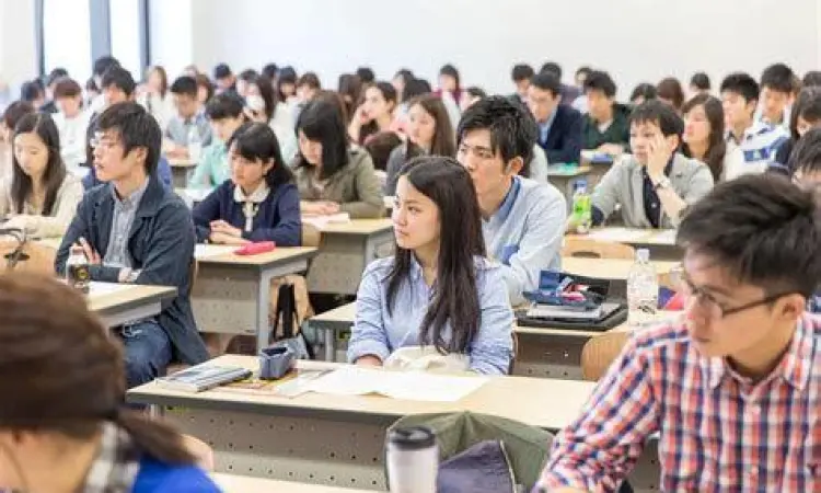 Siswa sekolah Jepang belajar di kafe saat houkago